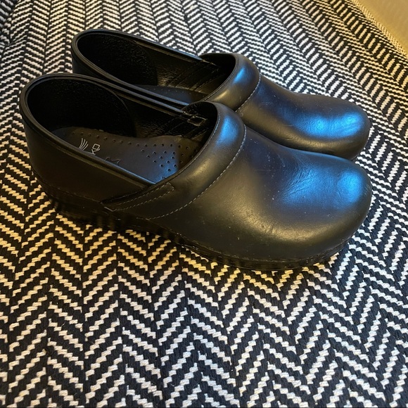 Black Dansko clogs - Picture 3 of 8